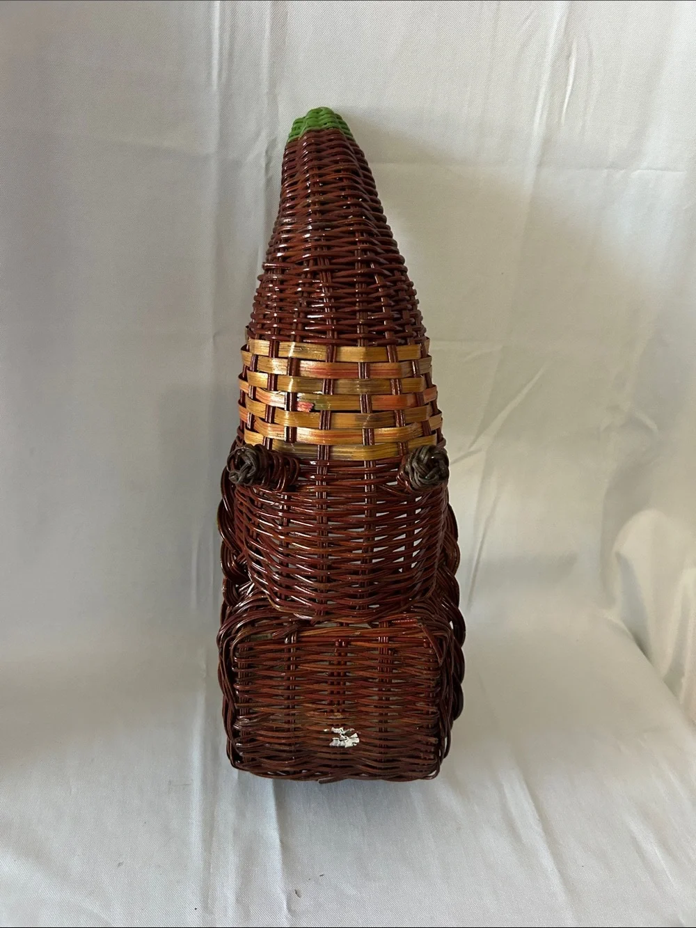 VTG two-tone wicker/rattan cornucopia basket with an attached tray base